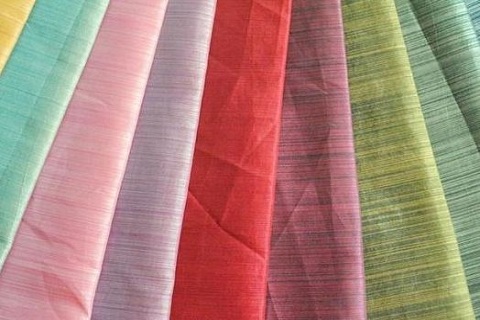 Cómo teñir la tela elástica hecha de cuatro telas tejidas de fibra en tres colores diferentes
