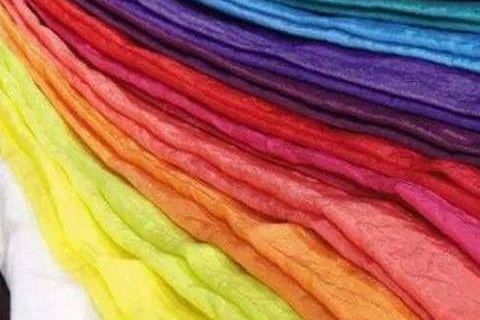 El rendimiento del tinte de degeneración del color catiónico y su aplicación en el teñido de tela de lana