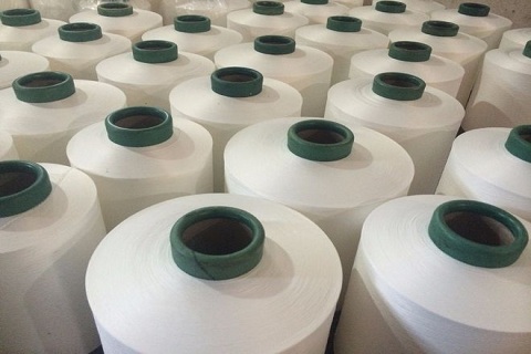 Compartir un proceso de teñido y colorante catiónico para prevenir la producción de manchas con color